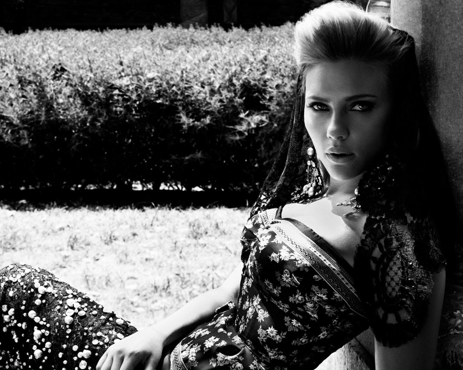 Sfondi Scarlett Johansson Monochrome 1600x1280