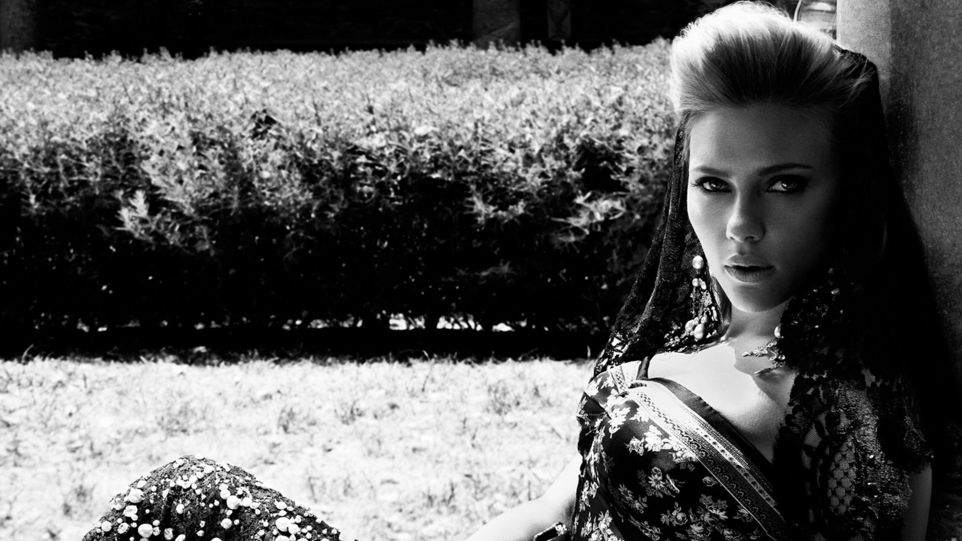 Обои Scarlett Johansson Monochrome 1920x1080