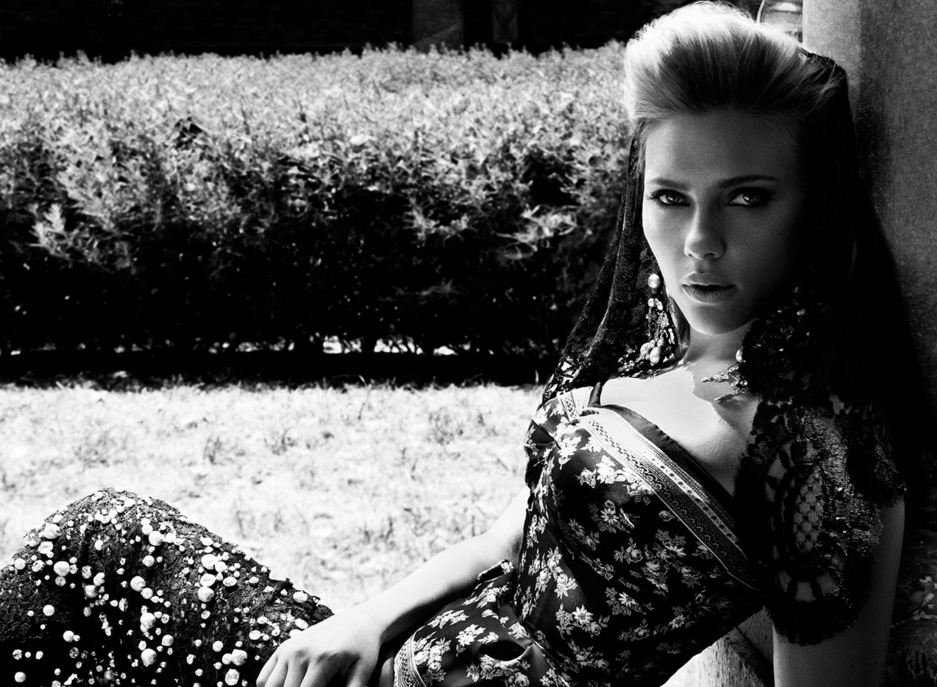 Scarlett Johansson Monochrome wallpaper 1920x1408