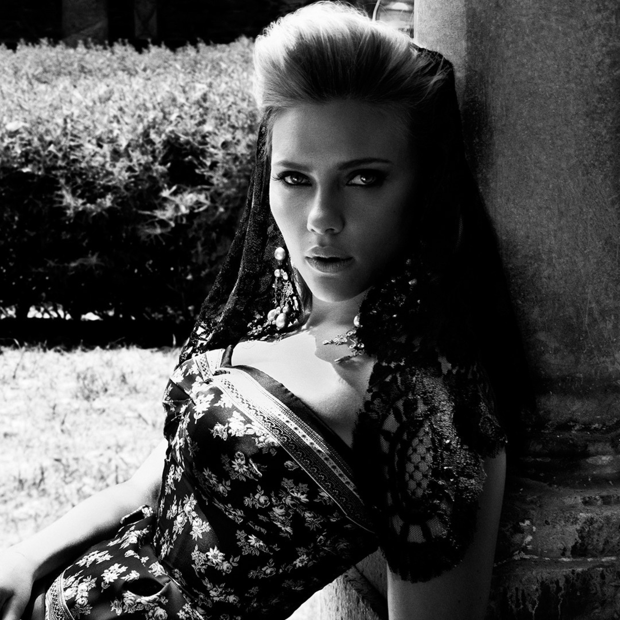 Fondo de pantalla Scarlett Johansson Monochrome 2048x2048
