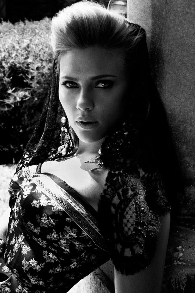 Sfondi Scarlett Johansson Monochrome 640x960