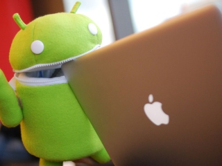 Das Funny Android Toy Wallpaper 320x240