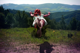 Girl Jumping And Flying - Obrázkek zdarma 