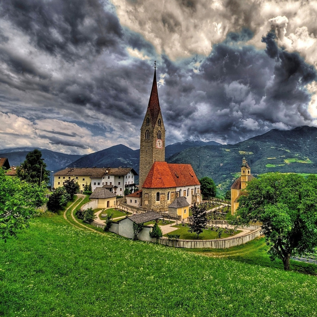 Fondo de pantalla Church in Italian Town 1024x1024