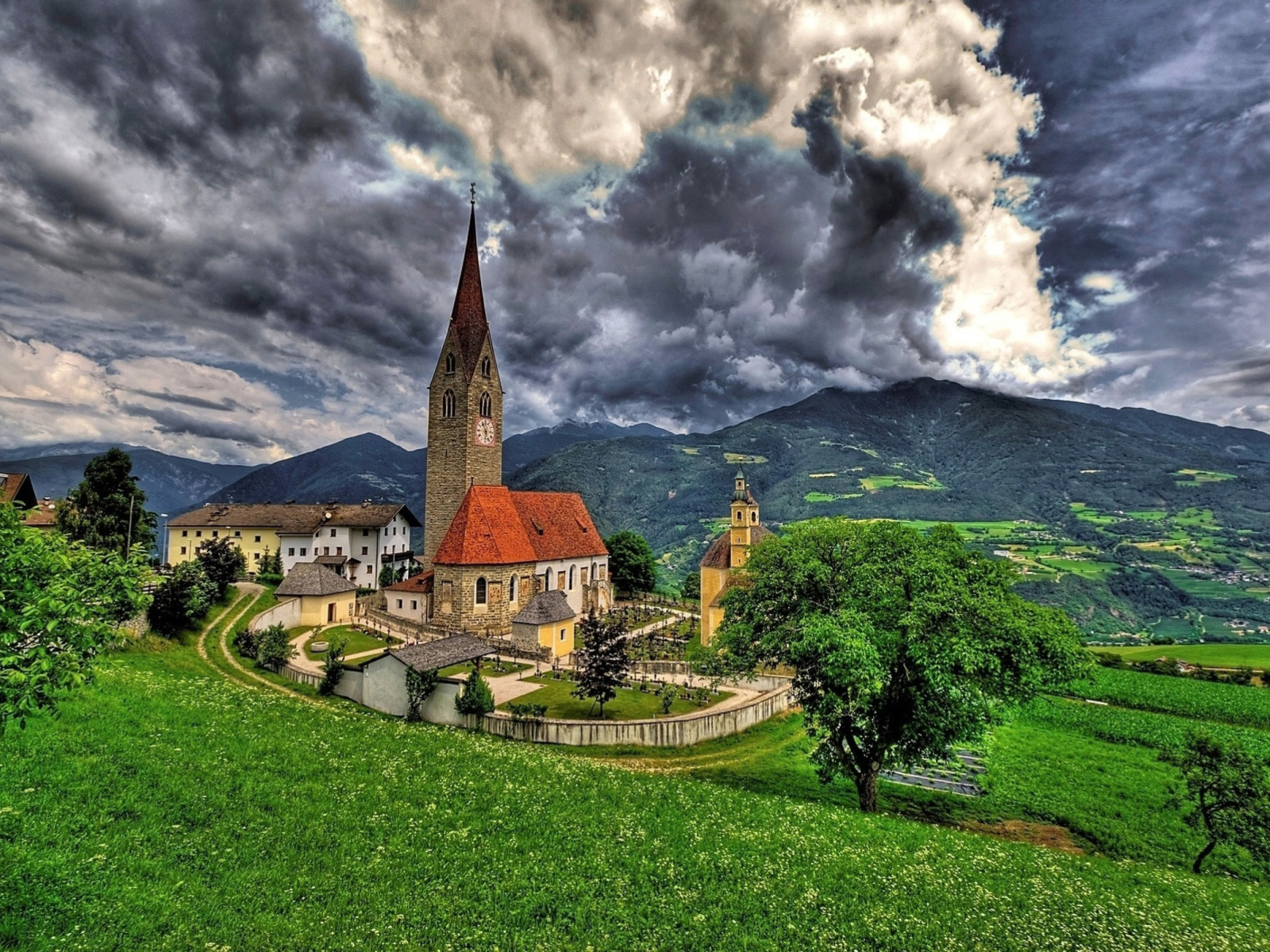 Das Church in Italian Town Wallpaper 1600x1200