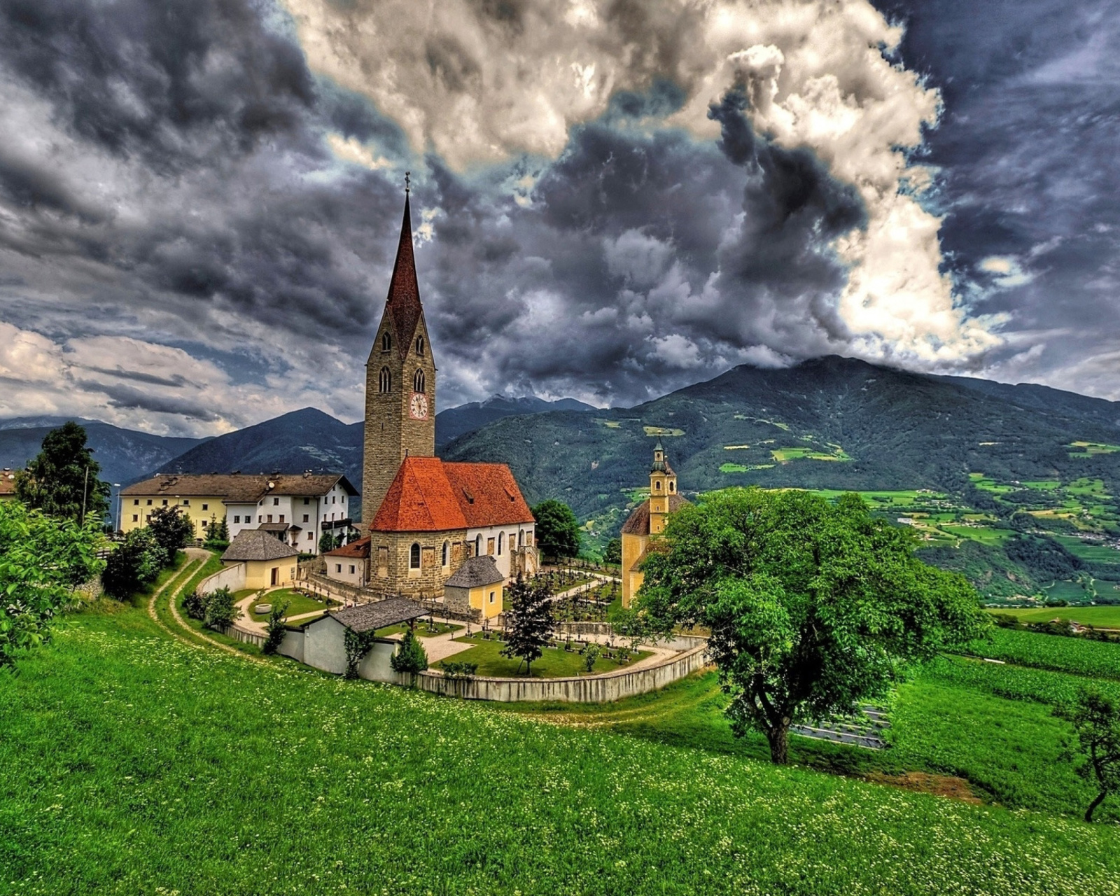 Fondo de pantalla Church in Italian Town 1600x1280