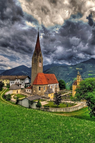 Fondo de pantalla Church in Italian Town 320x480