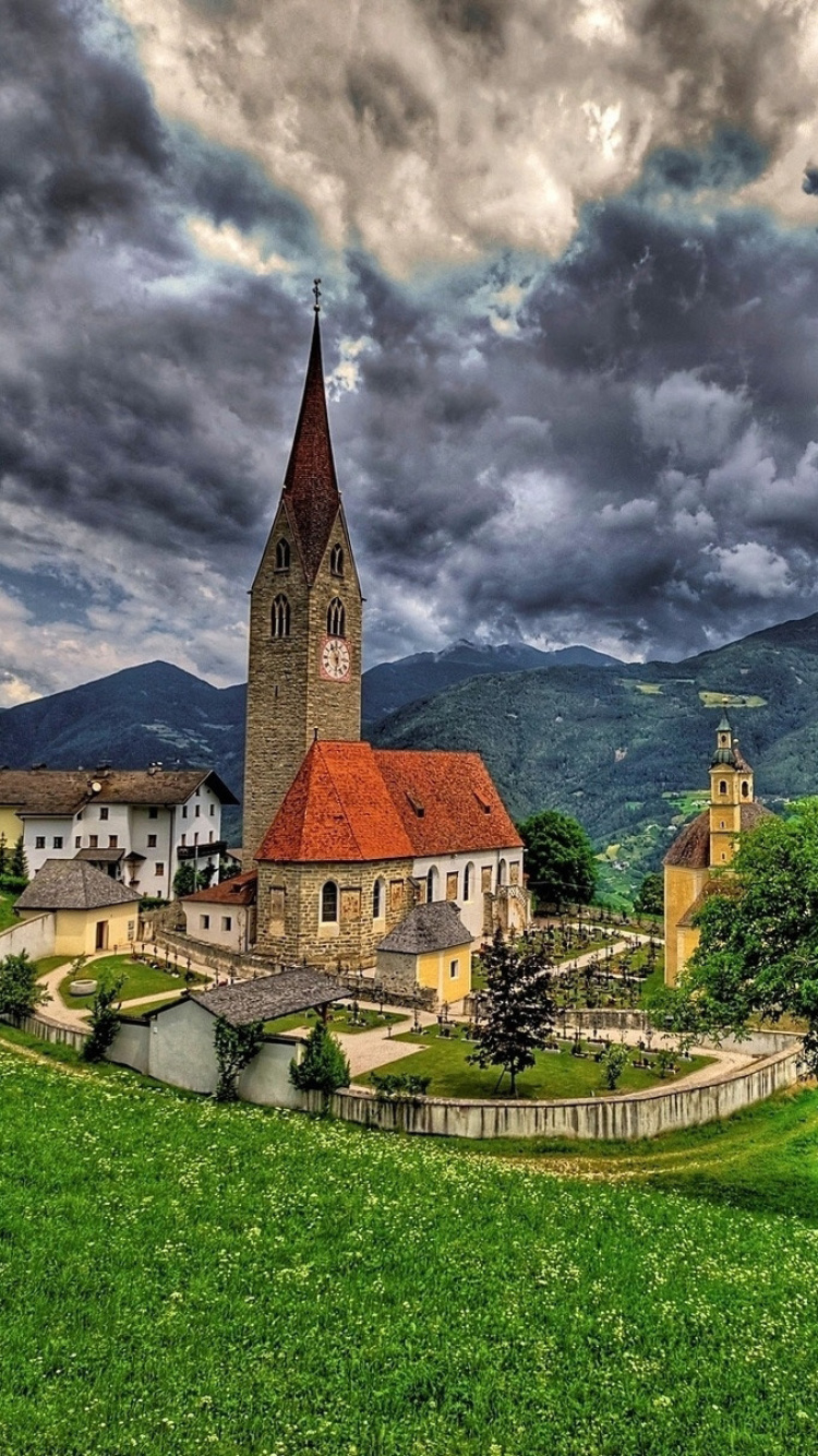 Sfondi Church in Italian Town 750x1334