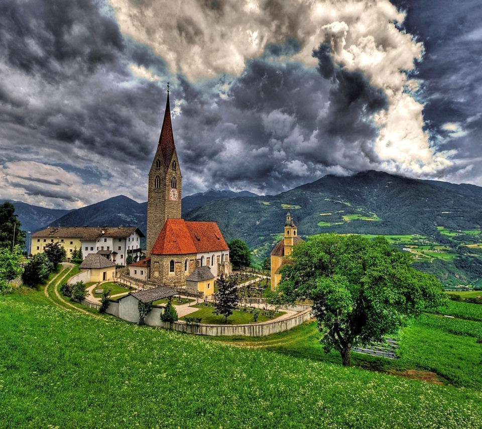 Church in Italian Town wallpaper 960x854