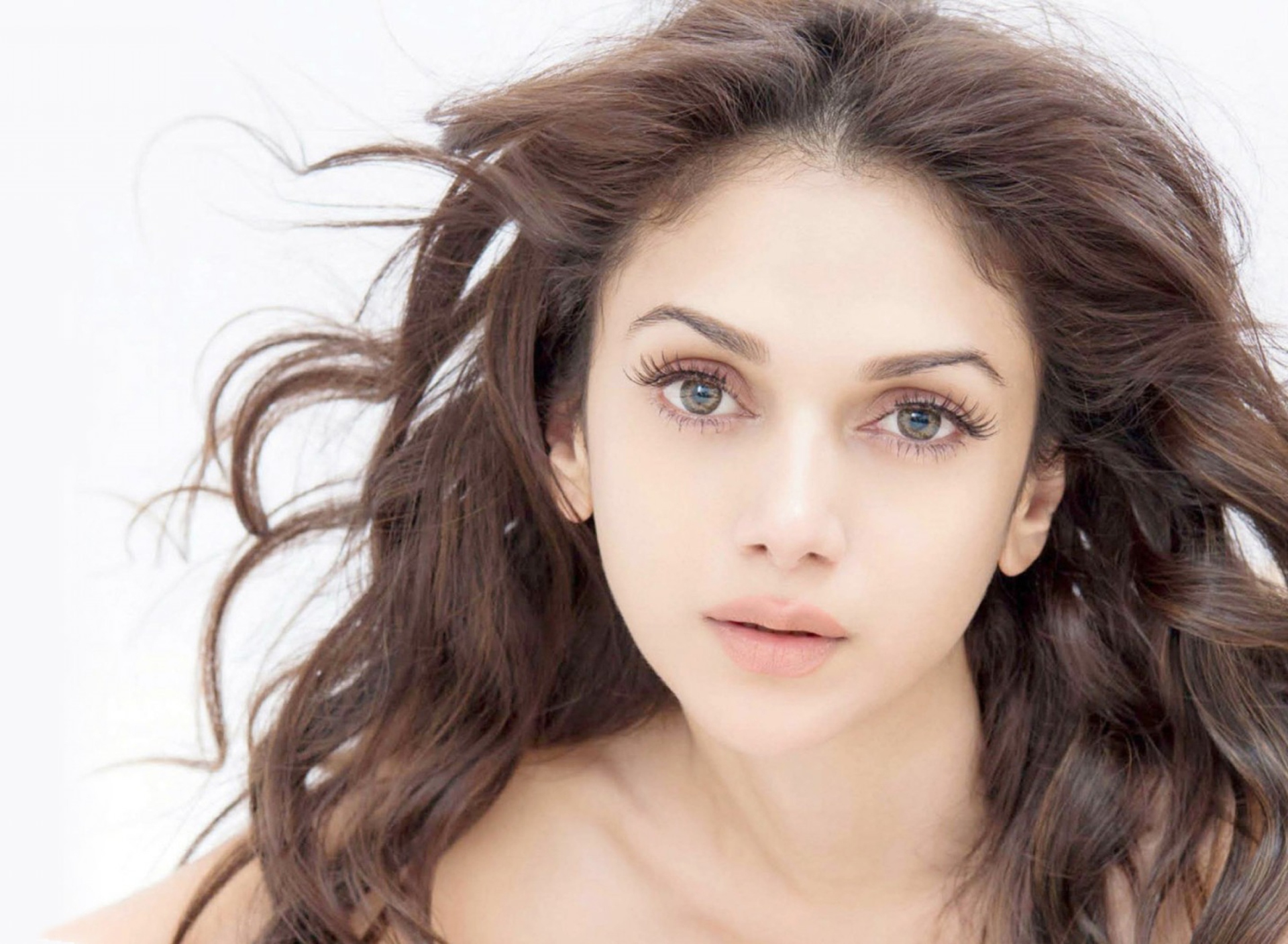 Aditi Rao Hydari Natural wallpaper 1920x1408