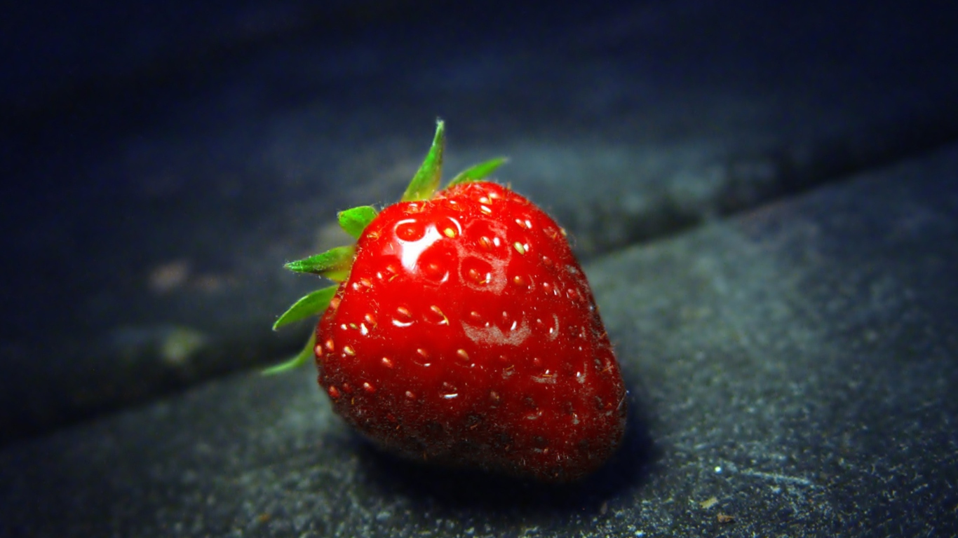 Strawberry wallpaper 1366x768