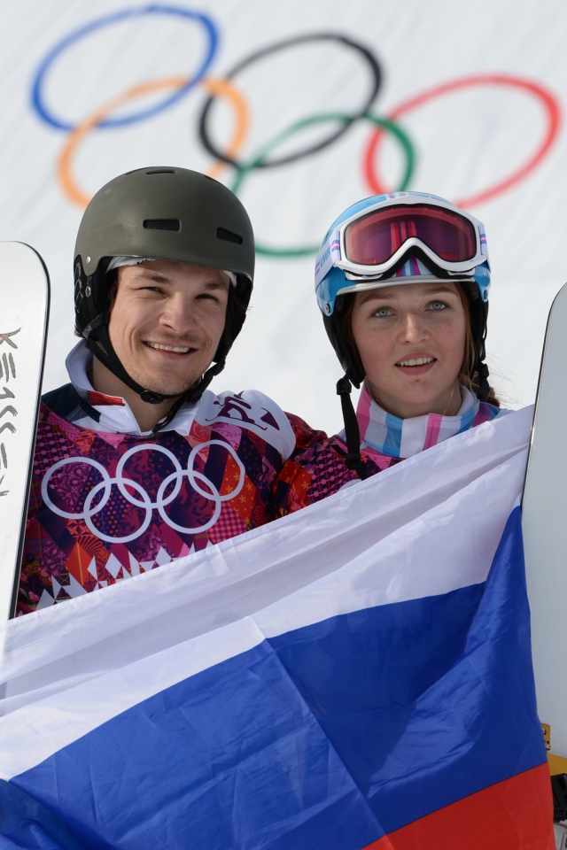 Обои Snowboarders Couple 640x960