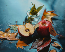 Das Autumn Red Apple and Leaves Wallpaper 220x176