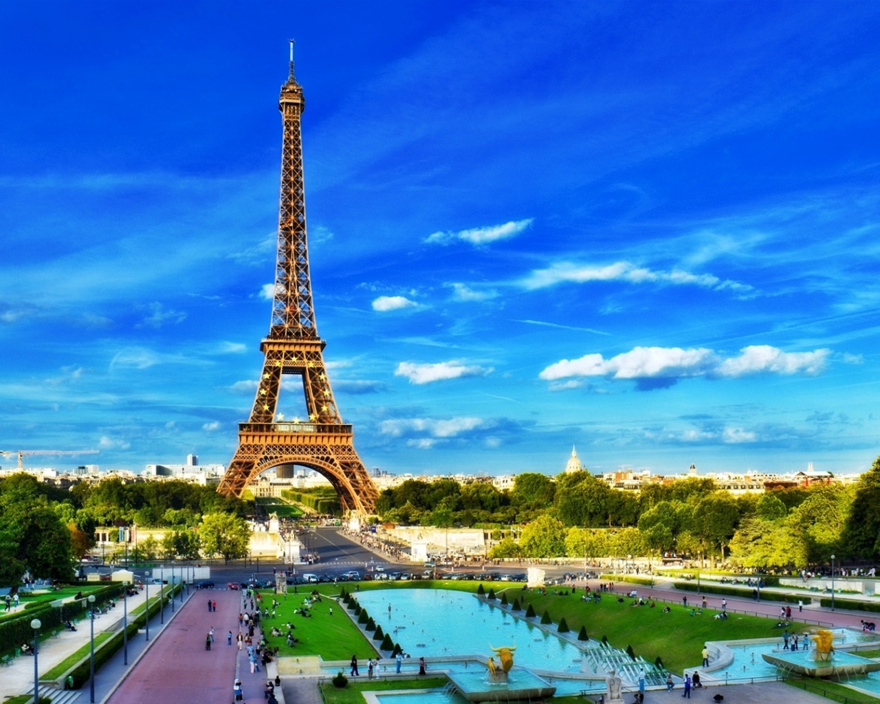 Eiffel Tower on Champ de Mars Greenspace wallpaper 1280x1024