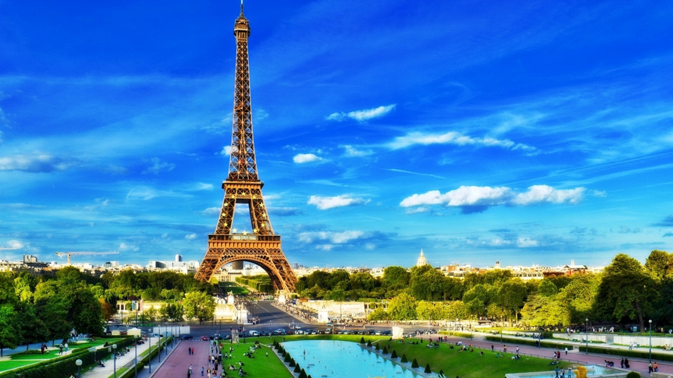 Eiffel Tower on Champ de Mars Greenspace wallpaper 1366x768