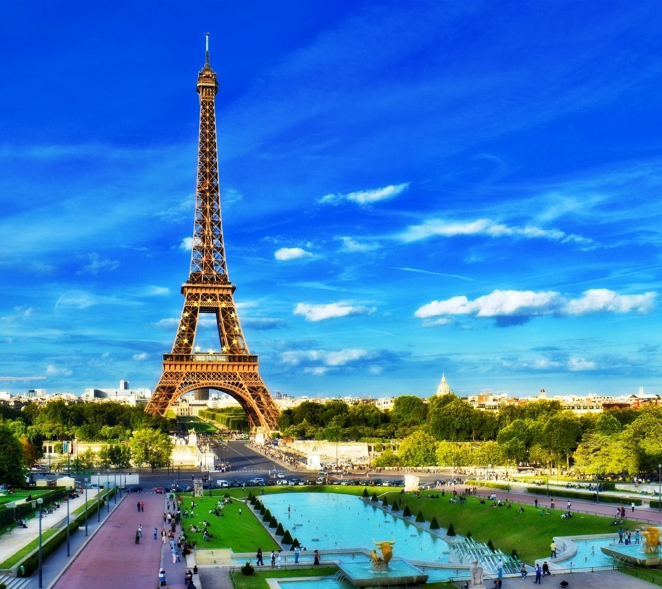 Das Eiffel Tower on Champ de Mars Greenspace Wallpaper 960x854
