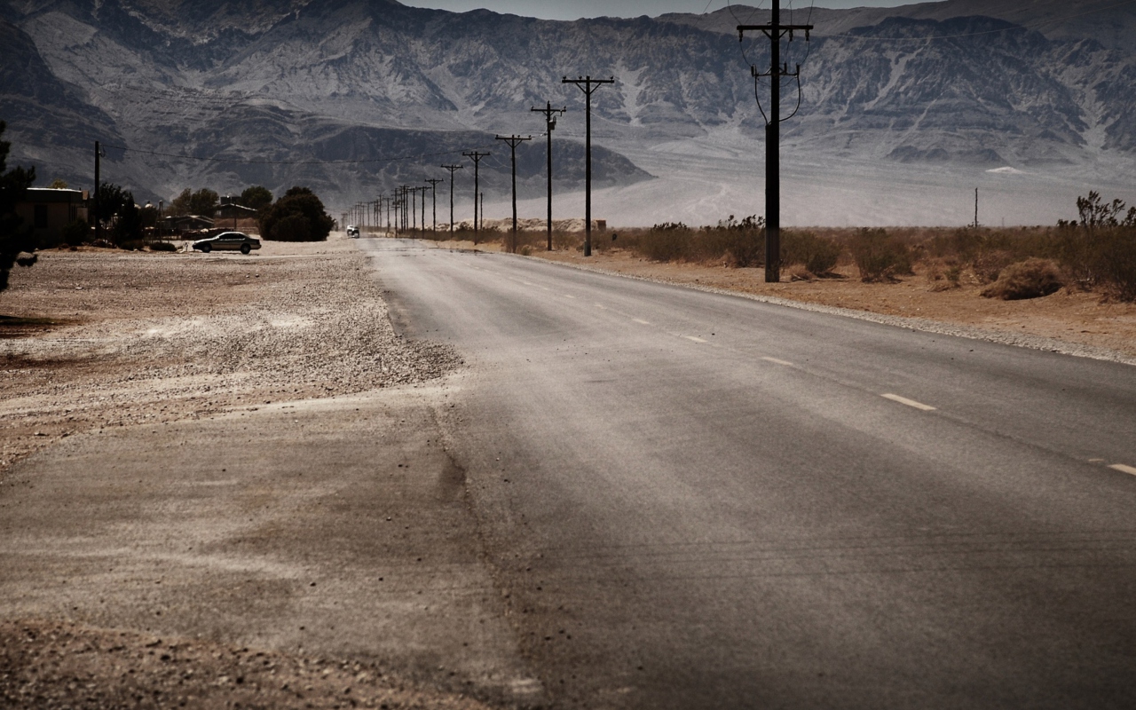 Sfondi Desert Road And Mountains 1280x800