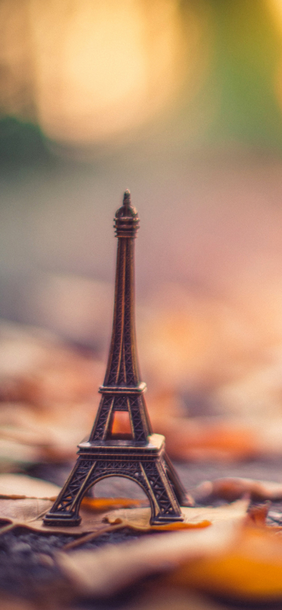 Sfondi Toy Tour De Eiffel 1170x2532