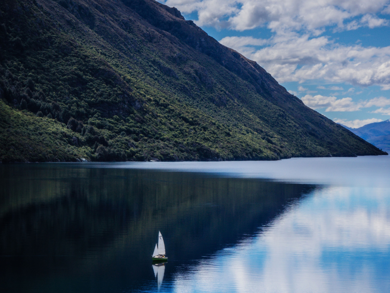 Mountain Lake And Boat screenshot #1 1600x1200