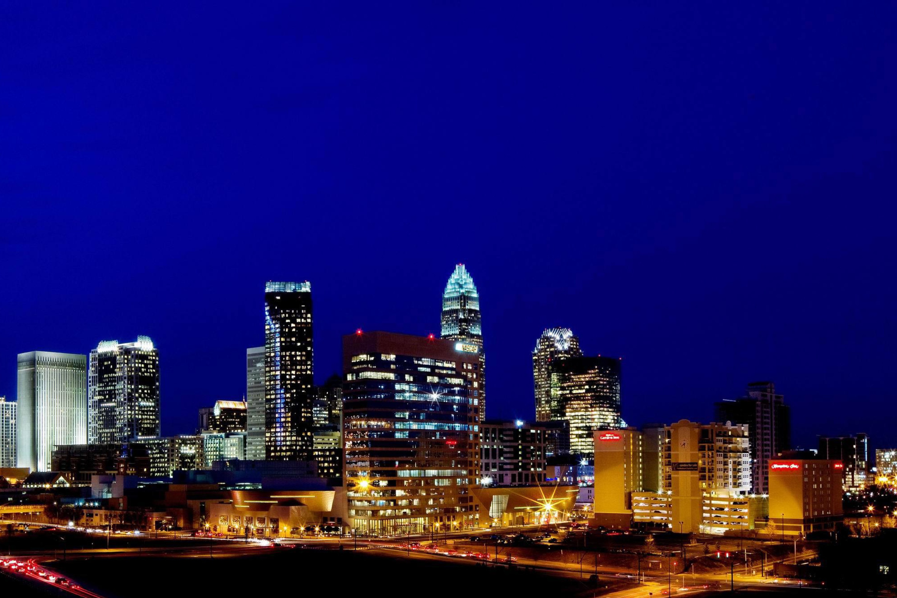 Das Charlotte Skyline in North Carolina Wallpaper 2880x1920