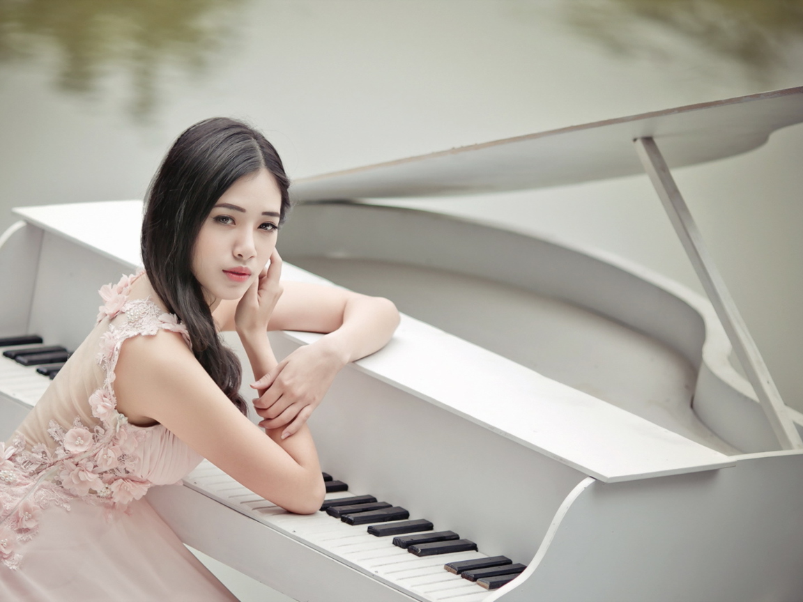 Обои Beautiful Pianist Girl 1152x864