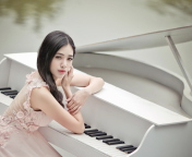 Обои Beautiful Pianist Girl 176x144