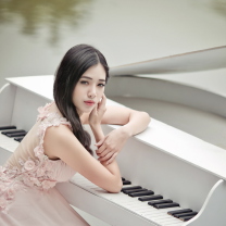 Fondo de pantalla Beautiful Pianist Girl 208x208