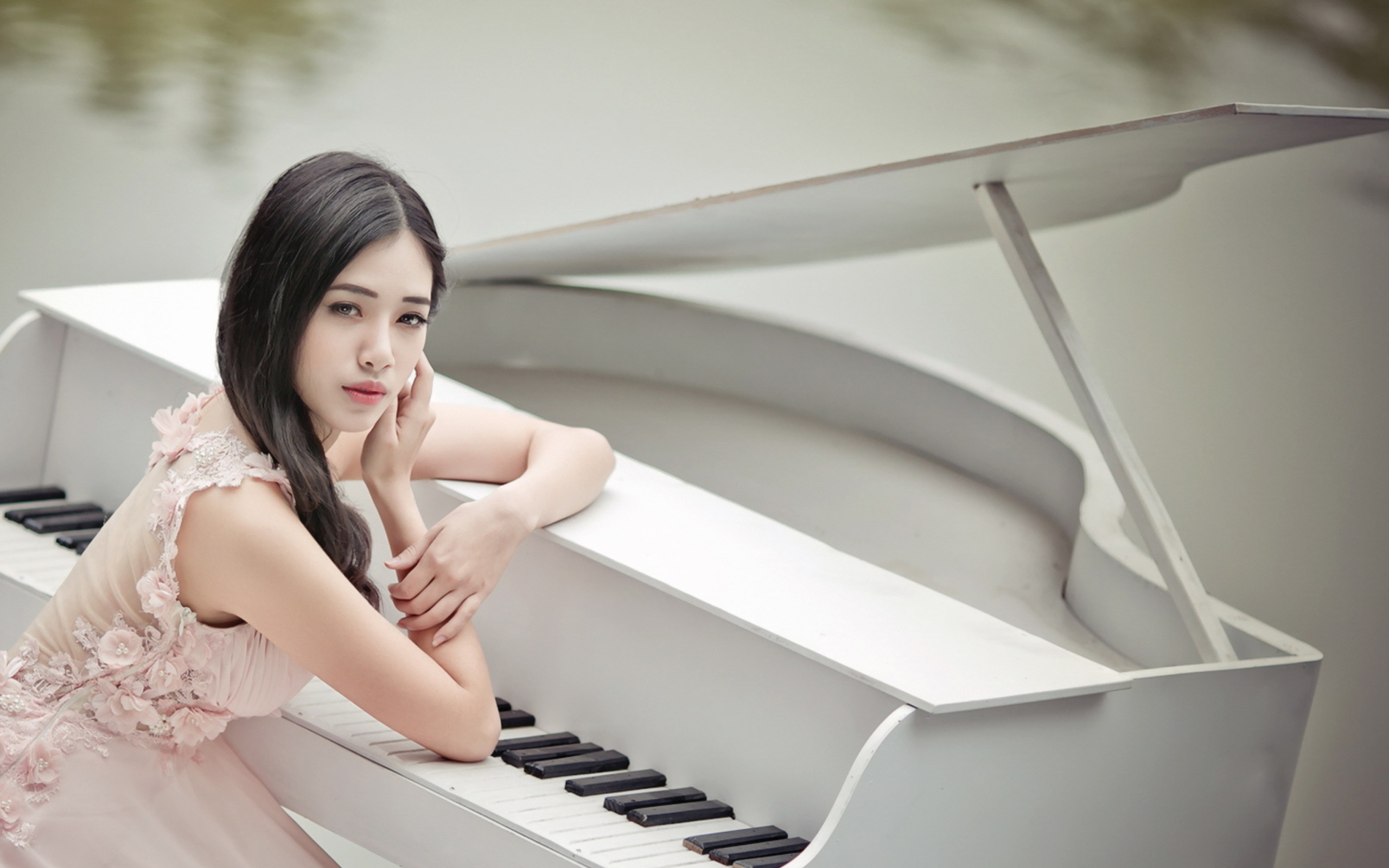 Beautiful Pianist Girl wallpaper 2560x1600