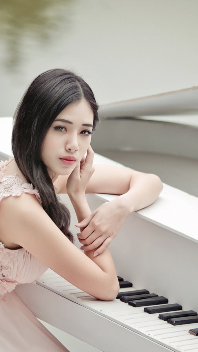 Обои Beautiful Pianist Girl 640x1136