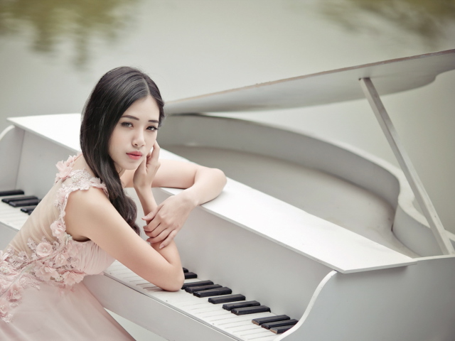 Screenshot №1 pro téma Beautiful Pianist Girl 640x480