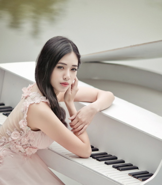 Beautiful Pianist Girl sfondi gratuiti per Nokia Asha 308