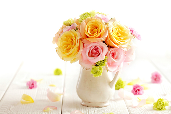 Tender Purity Roses Bouquet wallpaper