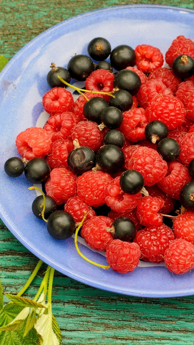 Berries in Plate wallpaper 640x1136