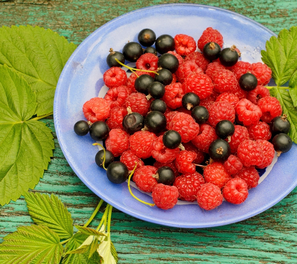 Berries in Plate wallpaper 960x854