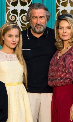 Sfondi Robert de Niro and Michelle Pfeiffer in The Family 240x400