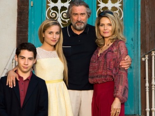 Sfondi Robert de Niro and Michelle Pfeiffer in The Family 320x240