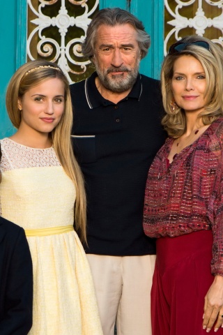 Robert de Niro and Michelle Pfeiffer in The Family screenshot #1 320x480