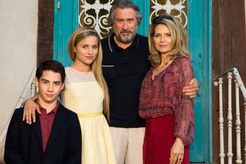 Обои Robert de Niro and Michelle Pfeiffer in The Family 480x320