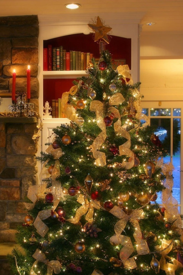 Das Christmas Tree At Home Wallpaper 640x960