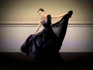 Das Emma Watson Evening Dress Wallpaper 320x240