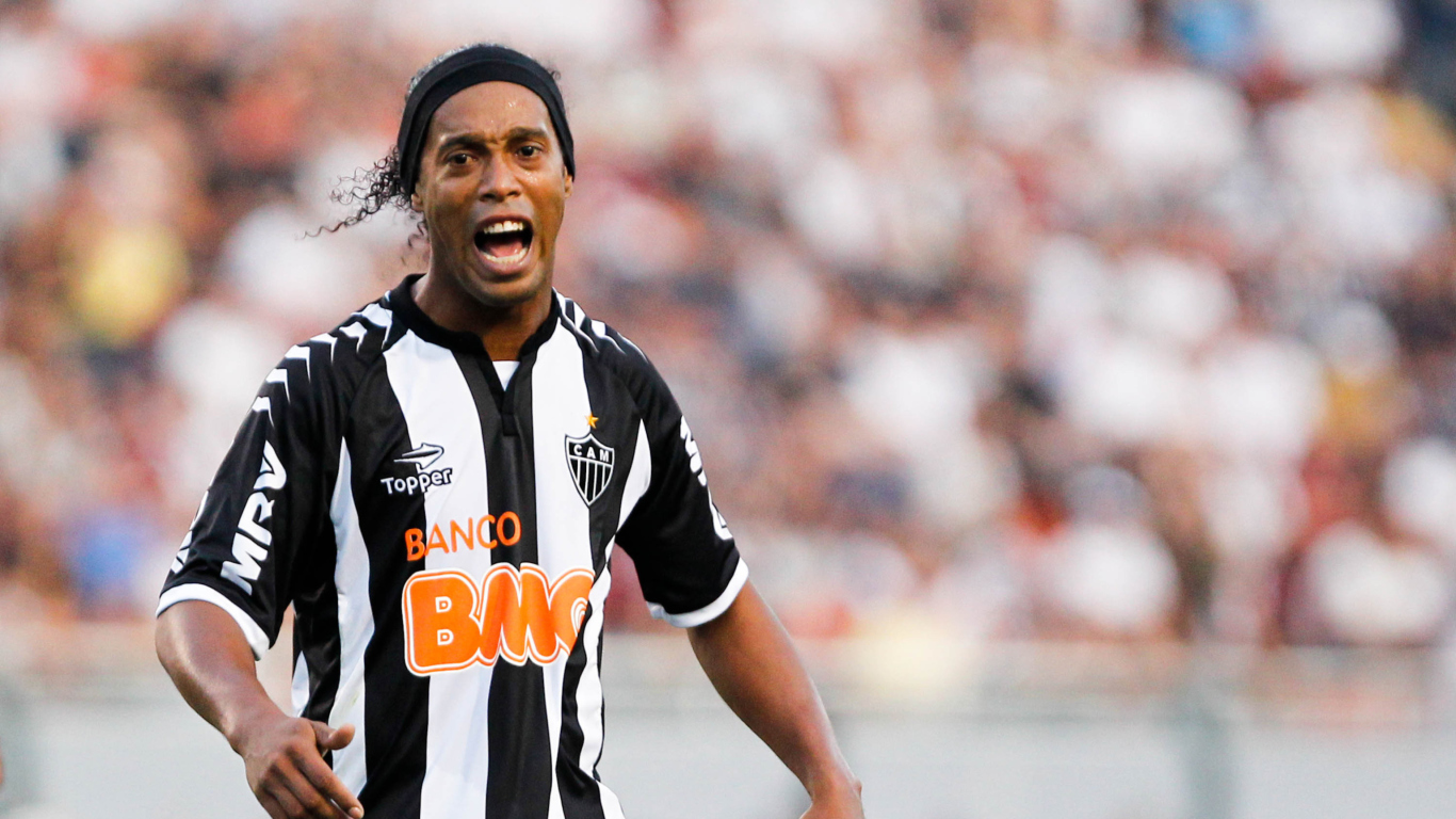 Das Ronaldinho Soccer Player Wallpaper 1366x768