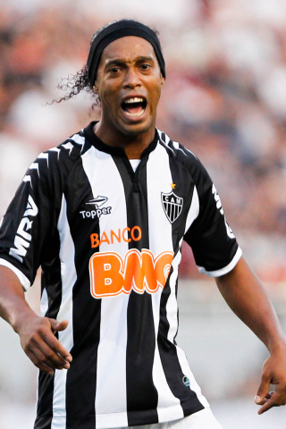Das Ronaldinho Soccer Player Wallpaper 320x480