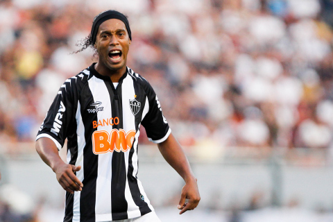 Fondo de pantalla Ronaldinho Soccer Player 480x320