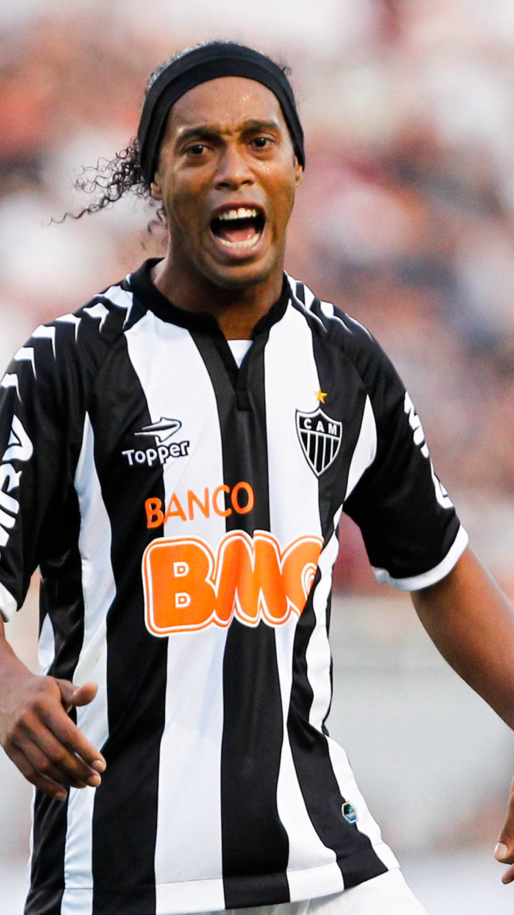Das Ronaldinho Soccer Player Wallpaper 750x1334