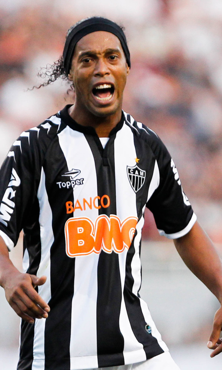 Fondo de pantalla Ronaldinho Soccer Player 768x1280