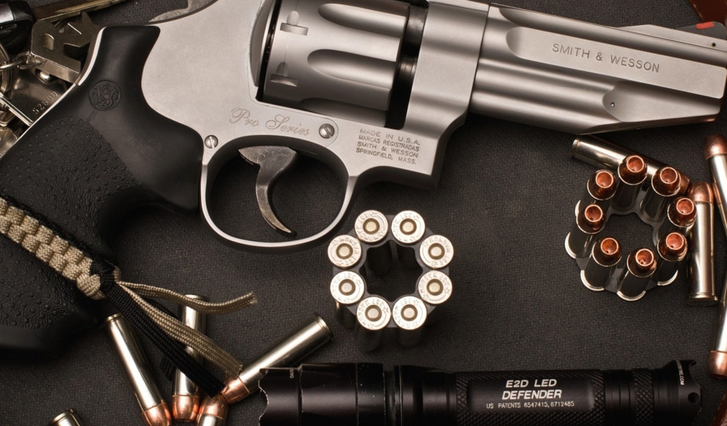 Обои Revolver 1024x600