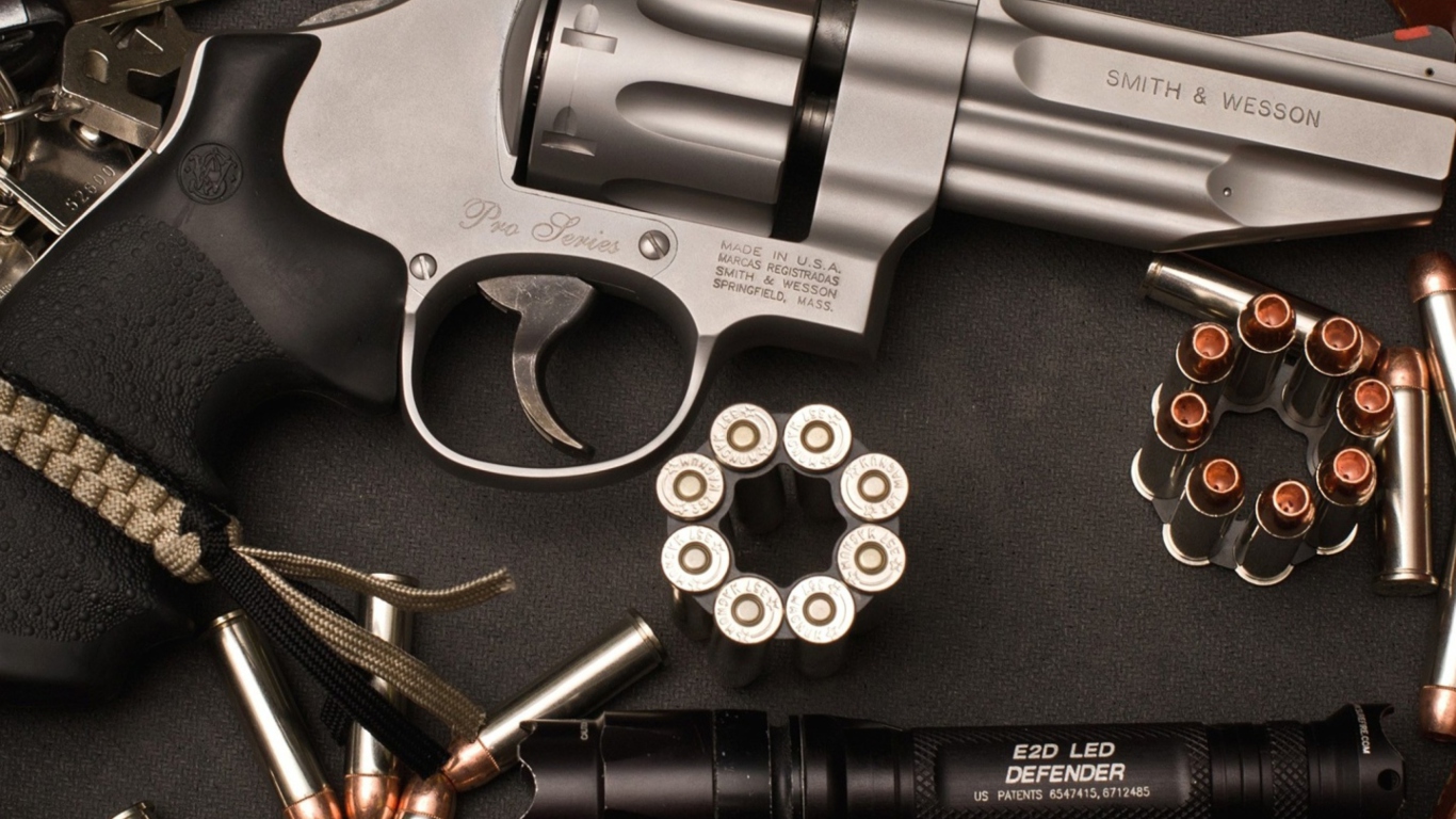 Sfondi Revolver 1366x768