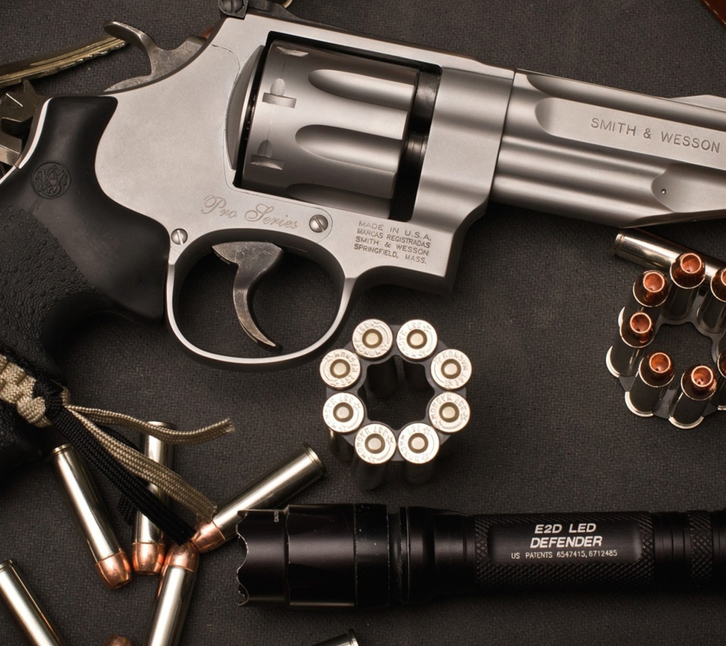Обои Revolver 1440x1280
