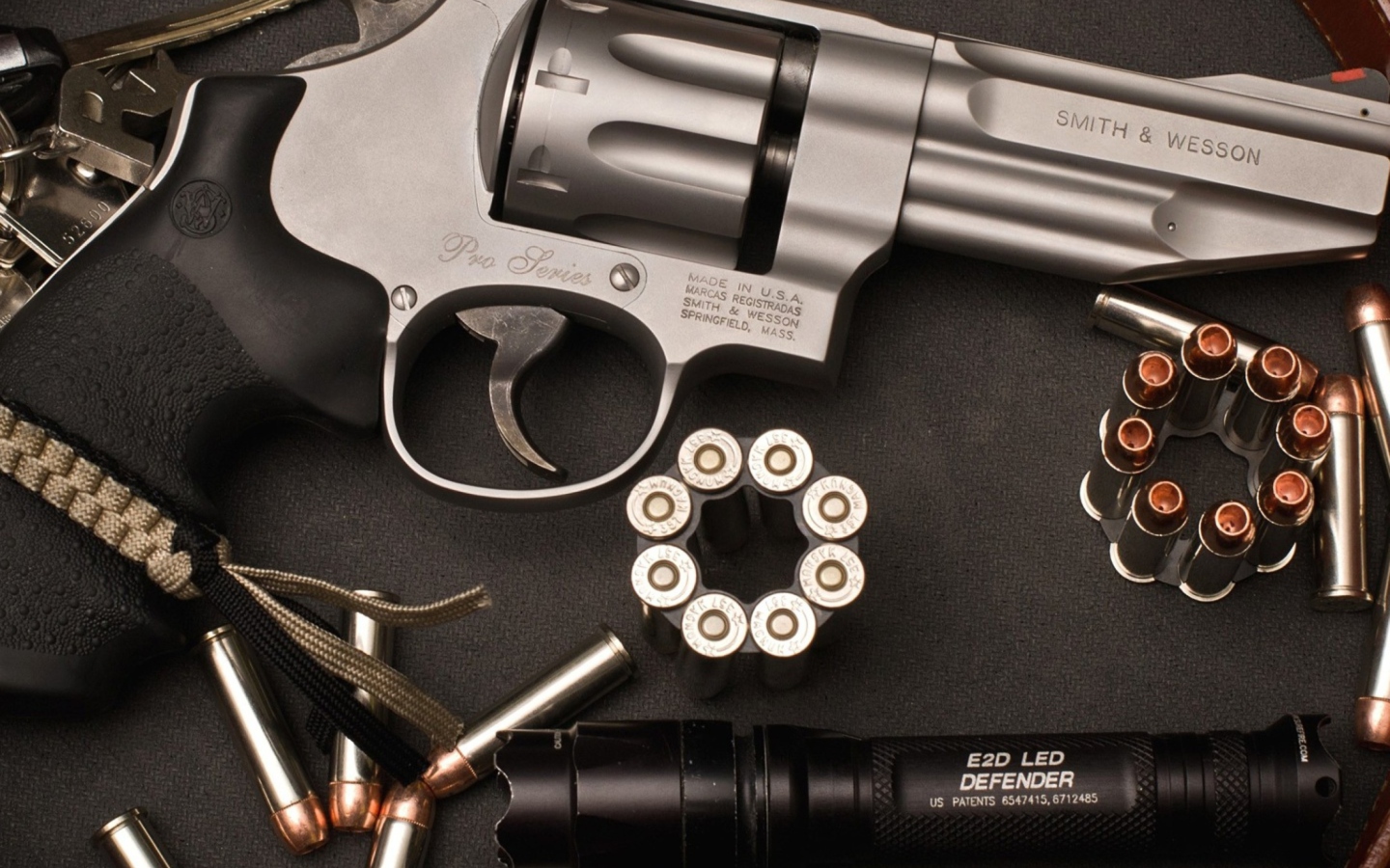 Обои Revolver 1440x900