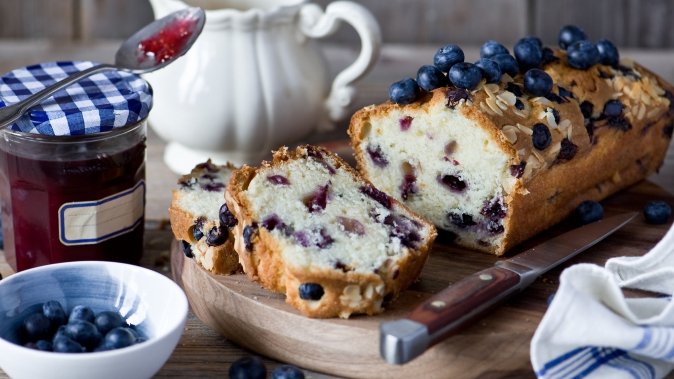Обои Blueberries Cake 1366x768